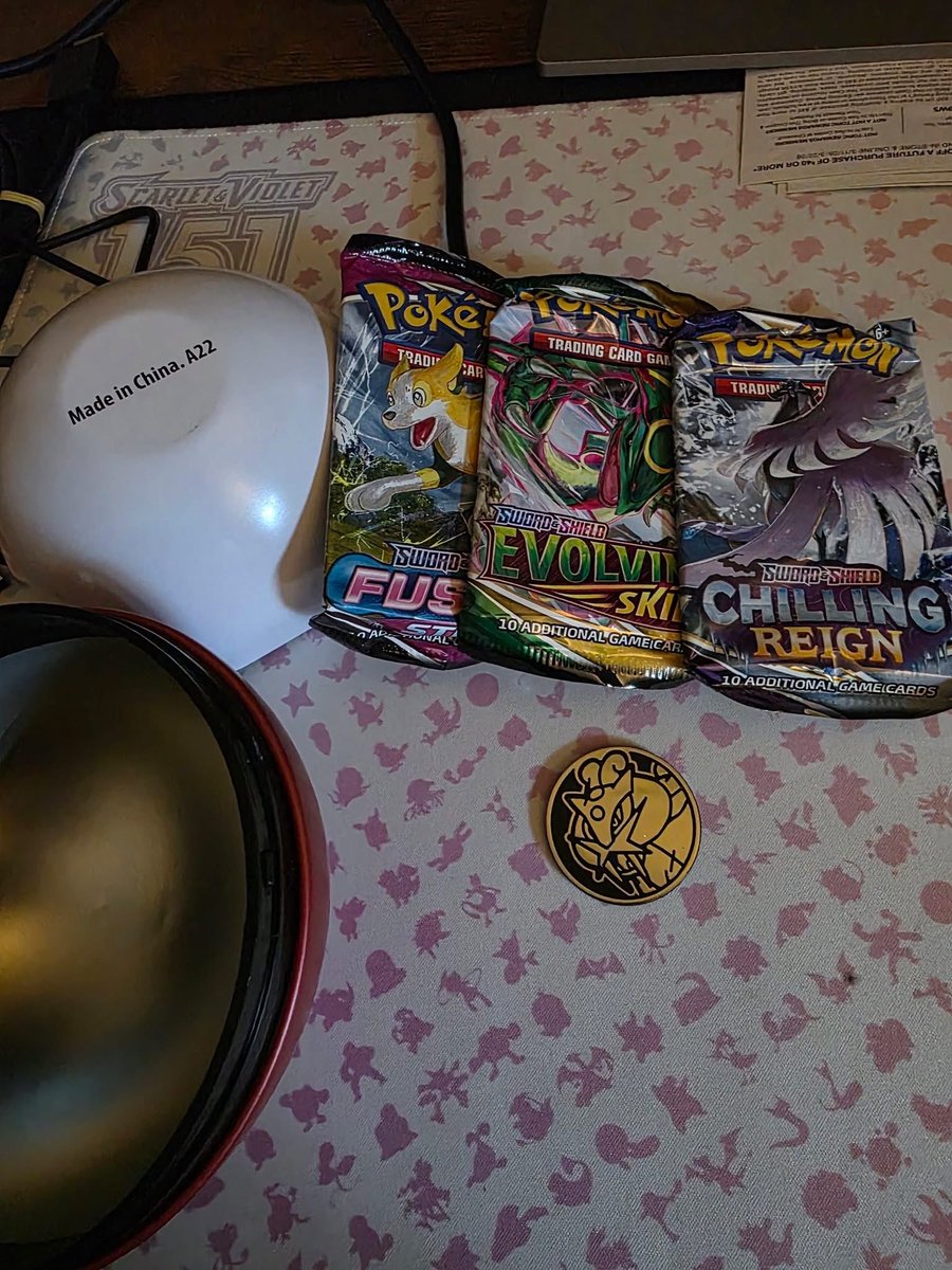 Razer_Joe's tweet photo. @pokemondealsuk When America got these the other week they had amazing packs in, just like the Kanto tins recently advertised with JT and turned up with evo skies / fusion https://t.co/cg2JSbaQBt