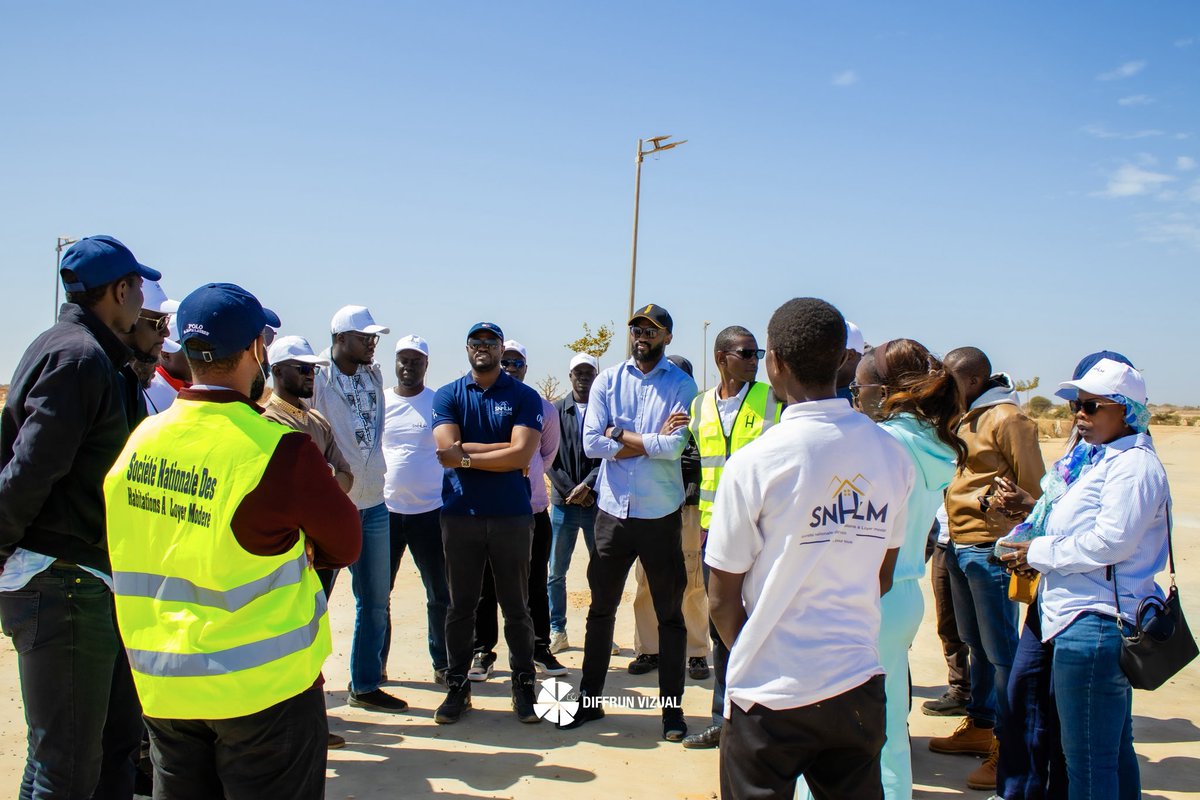 bassiroukebe_'s tweet photo. Retour en images 📸
Dernière visite de terrain sur l’un des programmes phares de la société : les 400 logements HLM 1 de Bambilor.

Cette descente a permis de constater l’état d’avancement du projet et de réaffirmer l’engagement de la SNHLM à répondre à la forte demande en logements accessibles.

Cette descente a permis de constater l’état d’avancement du projet et de réaffirmer l’engagement de la SNHLM à répondre à la forte demande en logements accessibles.

Dans un contexte économique et opérationnel exigeant, ce programme permet à lui seul à la SNHLM de retrouver des niveaux de production comparables à ceux de 2009, une année de référence pour la société.

Au-delà des chiffres, ce projet illustre la dynamique de relance, de résilience et d’ambition renouvelée portée par la SNHLM : offrir aux Sénégalais des logements décents, accessibles et durables.

Une visite symbolique qui marque l’aboutissement d’une étape importante.
