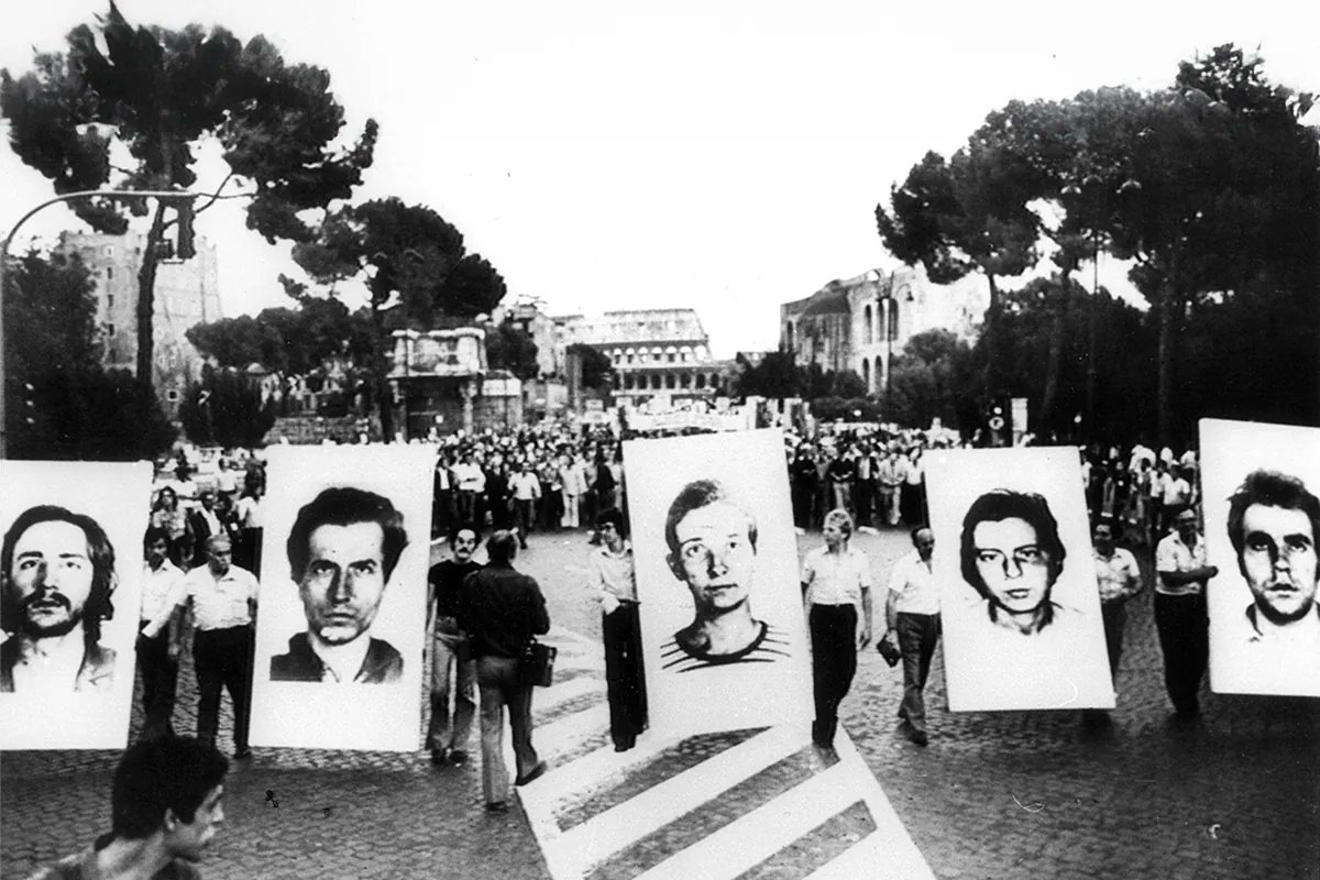 <a href="/UlasAydin/">Ulaş Aydın</a> Faşist Franco rejiminin gerçekleştirdiği son toplu idam olan 27 Eylül 1975 de kurşuna dizilen Devrimciler.
Antifaşist ve Yurtsever Devrimci Cephe [FRAP] üyesi,      -Xosé Humberto Baena Alonso,
-Jose Luis Sanchez-Bravo,
-Ramon Garcia Sanz.
ETA üyesi,
-Jon Paredes Manot [Txiki']