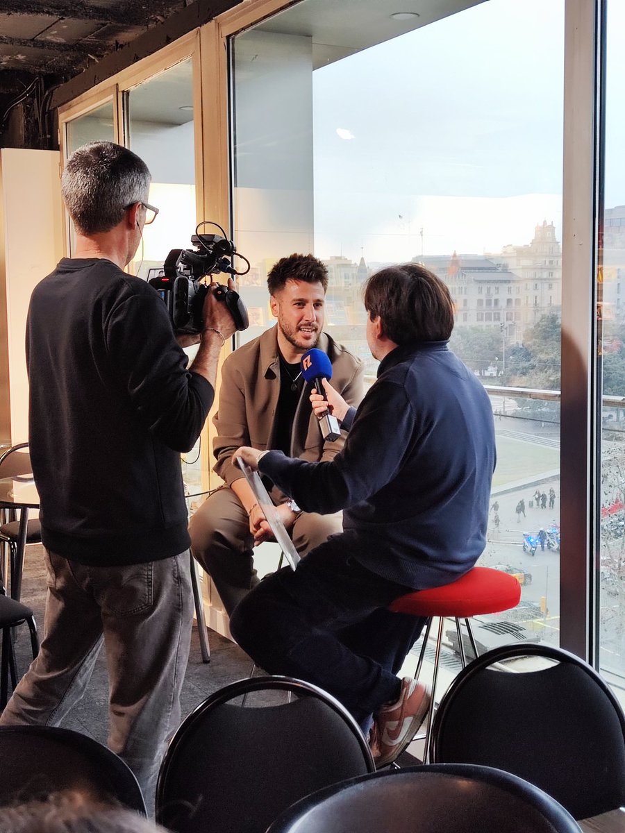 Hoy en Fnac Rambles había mucho revuelo y no es para menos porque ha venido a firmar discos Antonio José que nos ha conquistado con su último trabajo ‘Luz’.