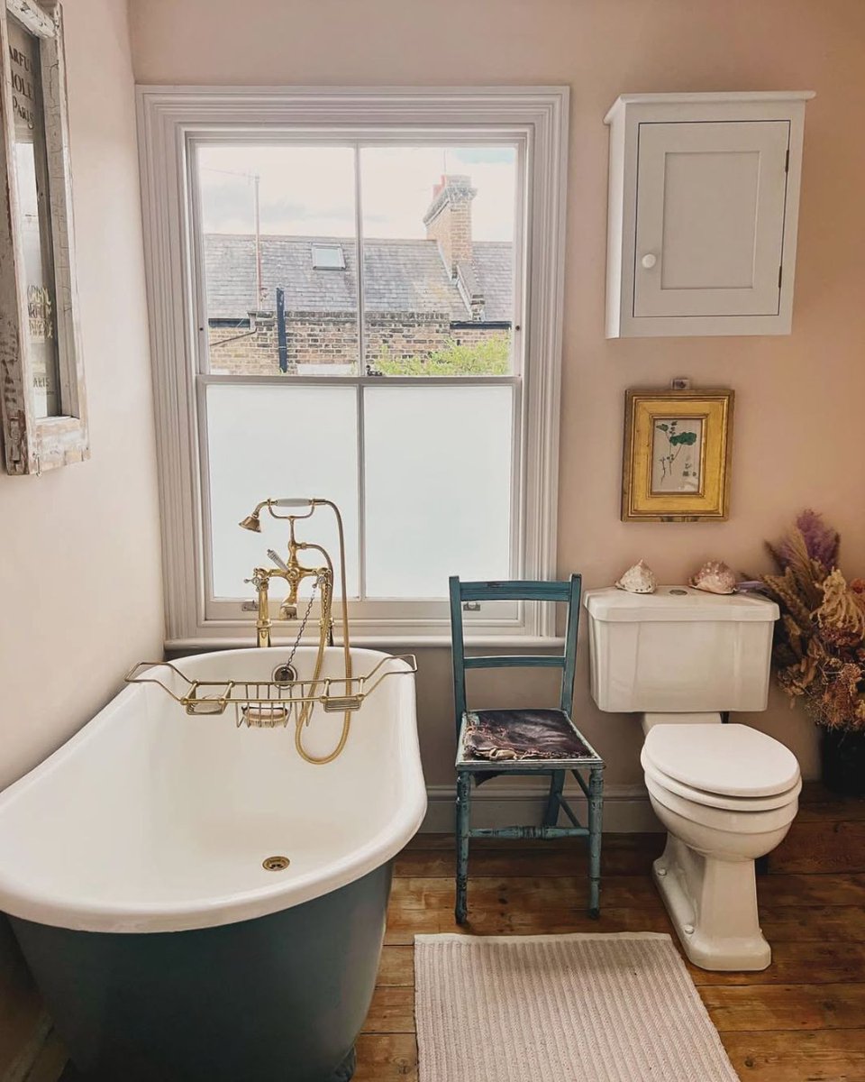 HurlinghamBaths's tweet photo. We’re still loving this customer bathroom 💙 The Shelley bath painted in Farrow &amp; Ball Inchyra Blue adds the perfect bold, classic touch.

#HurlinghamBaths #RollTopBath #BathroomInspo #InchyraBlue #FarrowAndBall https://t.co/XTMLyjNJ1h