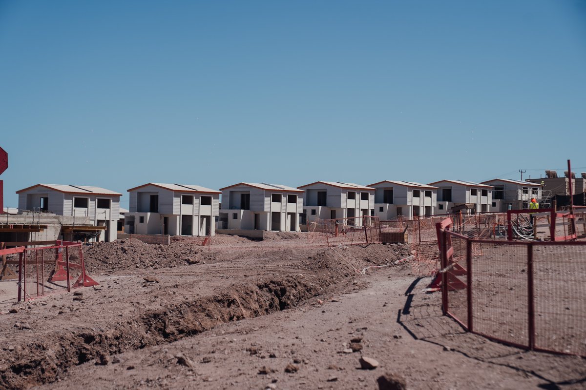 Gore_Tarapaca's tweet image. #ViviendasSociales 🏠✅

¡Más del 70% de avance presentan las viviendas sociales cofinanciadas por el #GORE! ✨

El Gobernador José Miguel Carvajal, junto a las dirigentas; y el director regional de #Serviu, Juan Pablo Sepúlveda, realizaron una visita inspectiva a las obras del