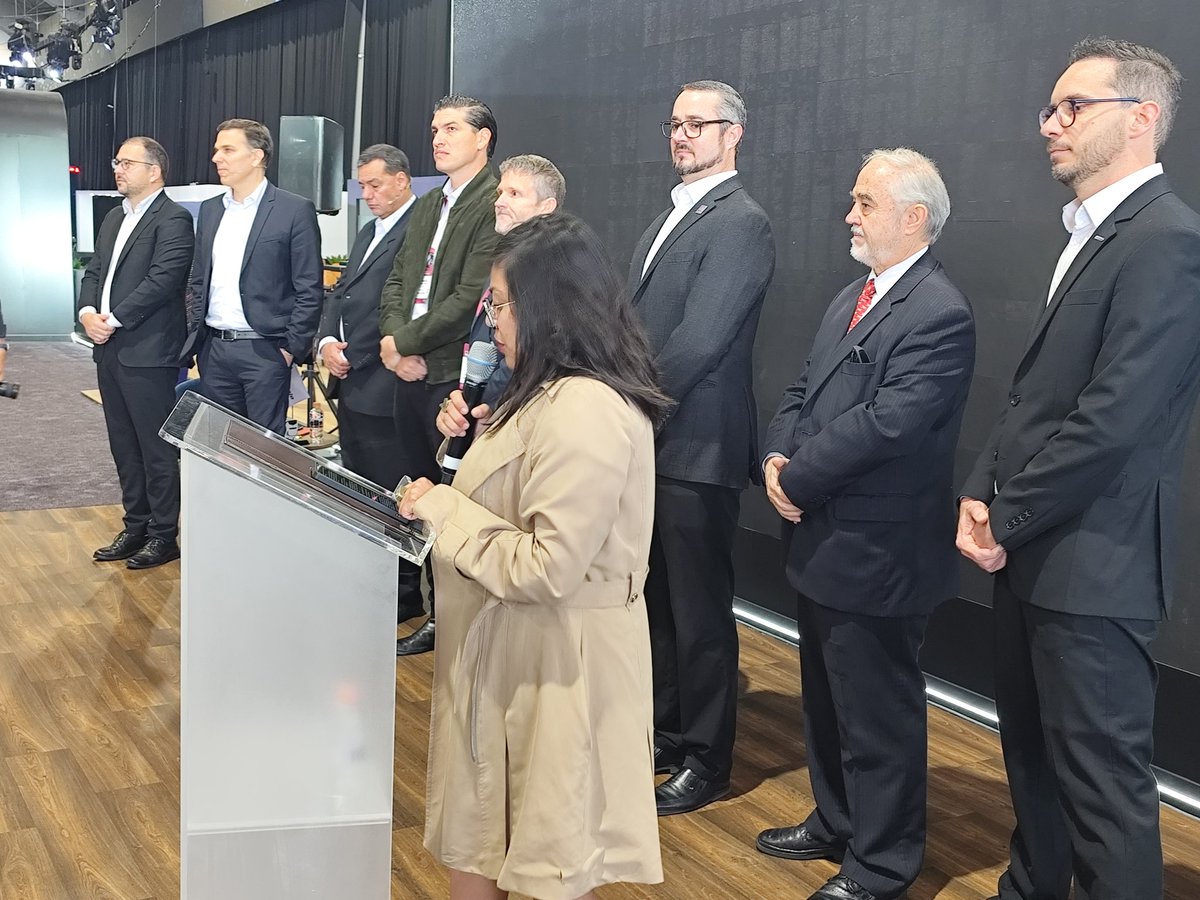 Pasajero7's tweet photo. 🚍🔋@MarcopoloMx refuerza su apuesta por la #electromovilidad de la mano @DINAmx y #MegaFlux, al presentar su autobús ATTIVI de 12 metros 100% eléctrico, con autonomía de 300 kilómetros, en el marco de #ExpoForoMovilidad https://t.co/5lj1EvKmlh