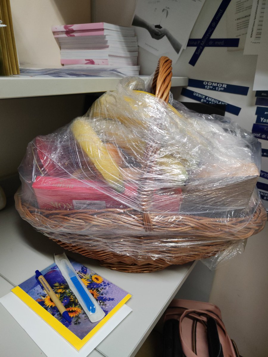 leaathenatabako's tweet image. Me kliče #hči. Bi košaro. Bohpomagi, jst na šihetu, kje zaboga naj najdem košaro?! Pojamram kolegici. Ima. Kul, košaro imamo. Vse ostalo bom nabavila. Včeraj zvečer rabi vizitko. Jst zjutraj na predavanje. S kufrom. Kje, zaboga naj najdem vizitko?! Vse uredila in otroci so doma❣️