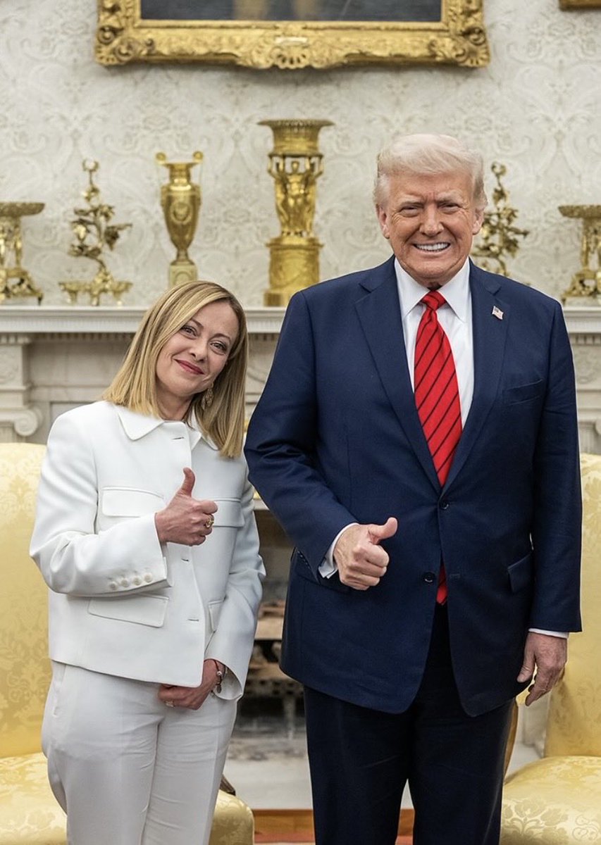 rulajebreal's tweet photo. La Meloni attacca i giudici, ma ha fatto fuggire Il pedofilo AlMasri con un volo di stato.
E vuole trascinare l’Italia in una guerra affianco al latitante per crimini di guerra Netanyahu e Trump, condannato per stupro e impantanato nello scandalo di pedofili ricattati da Israele. https://t.co/x3HOxwAhcc