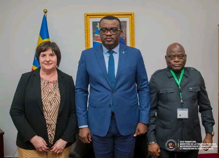 À Kinshasa, le VPM <a href="/LihauEbua/">Jean-Pierre LIHAU</a> a échangé avec une délégat° de la CSC conduite par Fidèle Kiyangi, en présence d’Ann Vermorgen.
Les discussions ont porté sur le rôle du dialogue social ds l’accompagnement des réformes de l’Administrat° en RDC. Mme Vermorgen a salué cette approche.