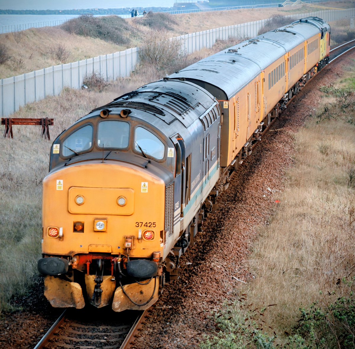 SignallerJack's tweet photo. Seen heading towards Cleethorpes from Fuller St Bridge this evening, 37421 and 37425 working 1Q50 Derby RTC to Doncaster CHS test train. 5/3/26. https://t.co/RCbUvBVC7M