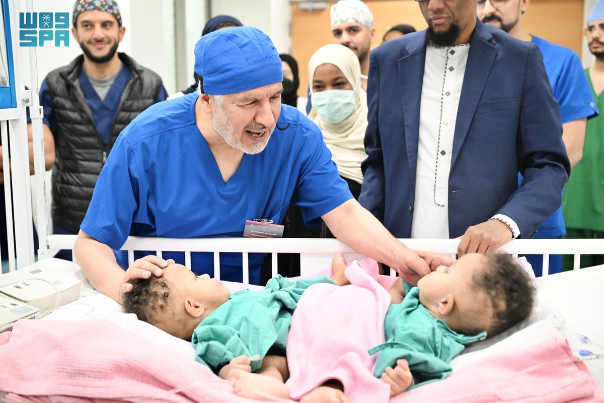 First1Saudi's tweet photo. بين أذان المغرب وضوء غرفة العمليات، اختار أطباء سعوديون أن يكون إفطارهم على طاولة الجراحة 🩺🌙 لأن حياة طفلتين أغلى من كل موائد الدنيا

في مشهد يختصر معنى الإنسانية، أتمّ الفريق الطبي السعودي بنجاح عملية فصل التوأم السيامي الصومالي "رحمة ورملا" 👶👶 في مستشفى الملك عبدالله التخصصي للأطفال بمدينة الملك عبدالعزيز الطبية بوزارة الحرس الوطني 🏥

أطباء صائمون كسروا صيامهم بتمرة داخل غرفة العمليات واستكملوا مهمتهم بتركيز وإتقان ✋🏻💚 ليمنحوا طفلتين من القرن الأفريقي فرصة حياة جديدة بيد سعودية حانية

بأيادٍ سعودية أمينة.. رحمة ورملا تبدآن حياة جديدة 🤍

#التوأم_السيامي_الصومالي #السعودية_تجمعنا #رؤية_السعودية_2030  #إنجاز_سعودي
