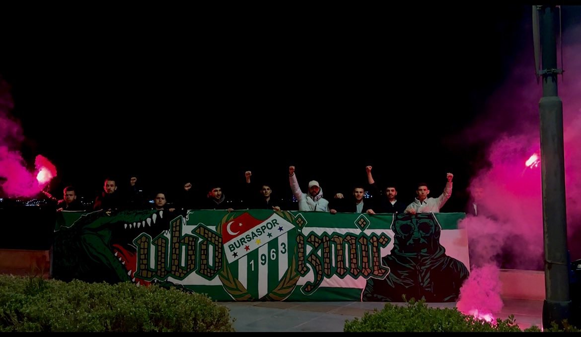 Aşkının tarifi yok!

Ünitimsah İzmir ailesi olarak yeni set pankartımız.🐊