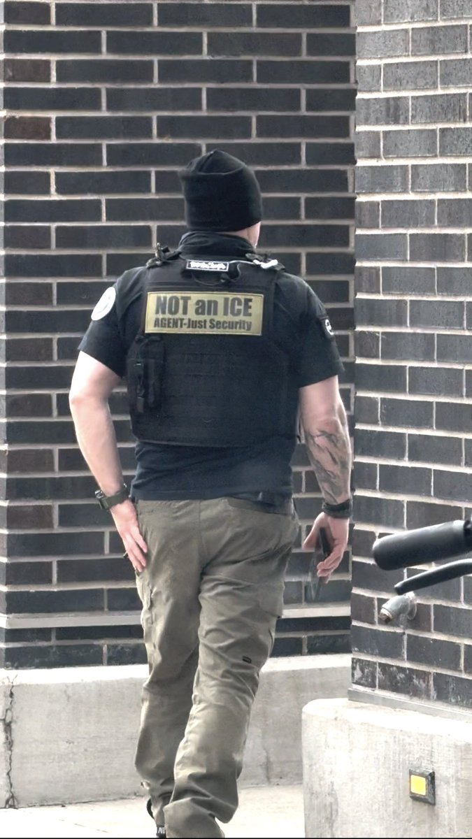 GUYERDIGITAL's tweet image. During an investigation on a local convenience store today I came across a security guard with the patch that stated “NOT an ICE AGENT - Just security” 
 
It’s sad that even our own security personnel gets harassed and has to take measure to label themselves as NOT ice #pdx