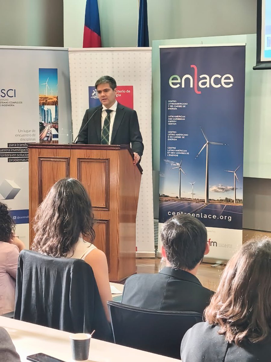 MinEnergia's tweet photo. Presentamos el estudio Hoja de Ruta de Energía Eólica Marina para Chile.⚡️🌊

Esta iniciativa busca fortalecer la planificación energética y avanzar hacia un desarrollo sostenible y resiliente, que permita al país cumplir con sus metas de descarbonización y transición energética. https://t.co/0qsQh79c9h
