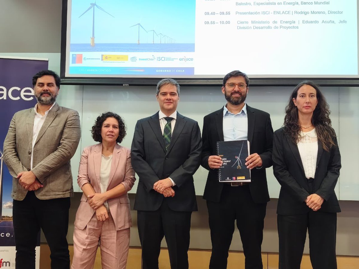 MinEnergia's tweet photo. Presentamos el estudio Hoja de Ruta de Energía Eólica Marina para Chile.⚡️🌊

Esta iniciativa busca fortalecer la planificación energética y avanzar hacia un desarrollo sostenible y resiliente, que permita al país cumplir con sus metas de descarbonización y transición energética. https://t.co/0qsQh79c9h
