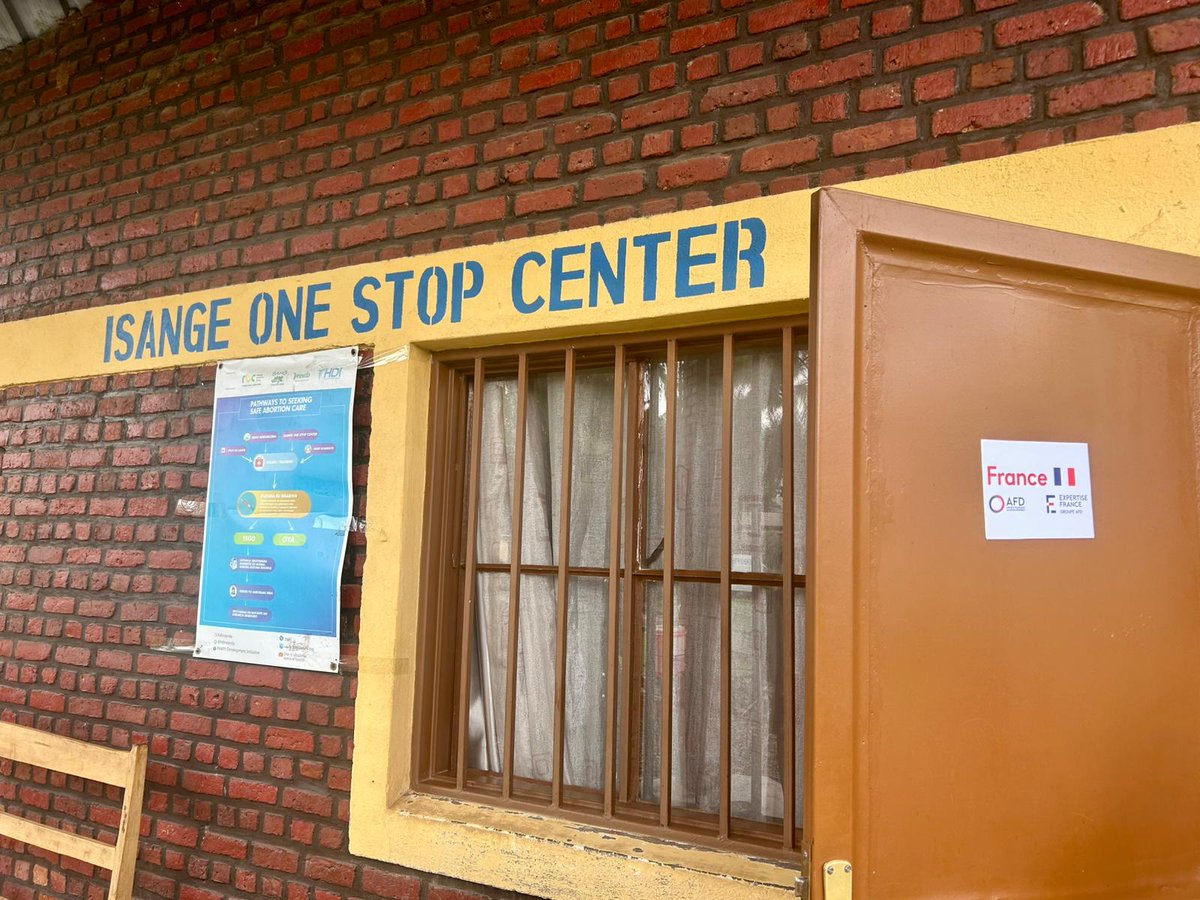 ambafrancerwa's tweet photo. .@aur_rousseau sâest rendu Ă lâhĂŽpital de Ruhengeri pour une visite de lâIsange One Stop Center et des services de soins. Ici, lâ@AFD_France accompagne le @RwandaGov dans la rĂ©habilitation de lâhĂŽpital Ă travers un prĂȘt de 70MâŹ, ainsi qu'une subvention de 4M⏠#francerwanda https://t.co/QnaE6N6zBY