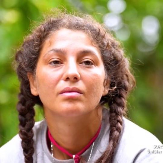 Ben birşey fark ettim. Serenay önce birine saldırıyor Sonra o konu hakkında Acun Ilıcalı ona ciddi anlamda kızarsa Serenay gidip o kişiye yanaşıyor ( Mesela Deniz’e ) Ama Acun Serenayı koruyup kollarsa Serenay o kişilere daha çok saldırıyor ( Nagi ve Murat abi) 
#Survivor2026