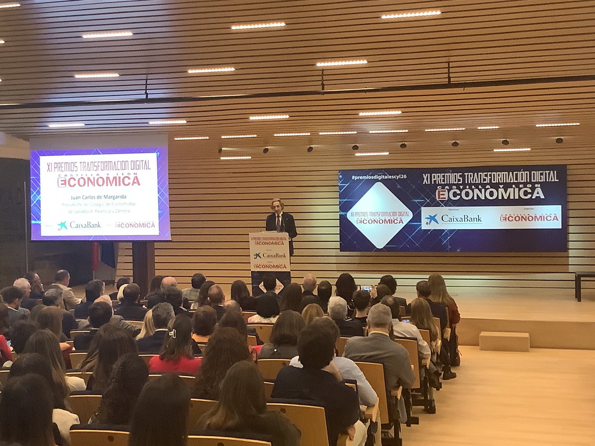 cyleconomica's tweet image. .@juandemargarida apunta que #CyL necesita reajustar el sistema educativo para adaptarlo a la realidad tecnológica actual y apostar por la capacitación en competencias digitales desde edades tempranas @ECOnomistaVAlor @EcovaEstudios #premiosdigitalescyl26