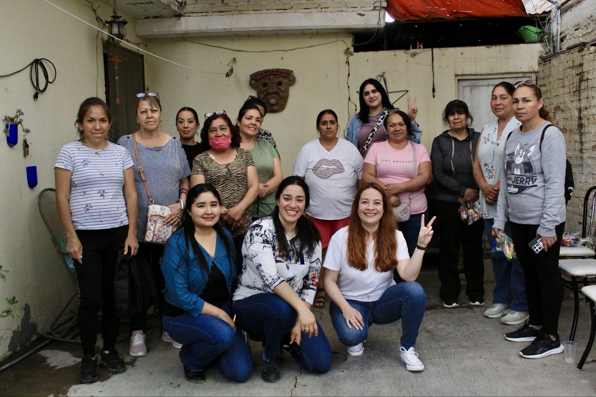 ONMPRIDurango's tweet photo. 📍🏘️ Hoy la casa de Mónica, en la colonia Juan Lira, se convirtió en punto de encuentro para mujeres aliadas. 

Gracias a @karlaperezdelarocha, nuestra subsecretaria de organización por ser el puente que hizo posible compartir esta tarde con ellas✨👩🏻‍🤝‍👩🏼 https://t.co/PwcVOsMKXG