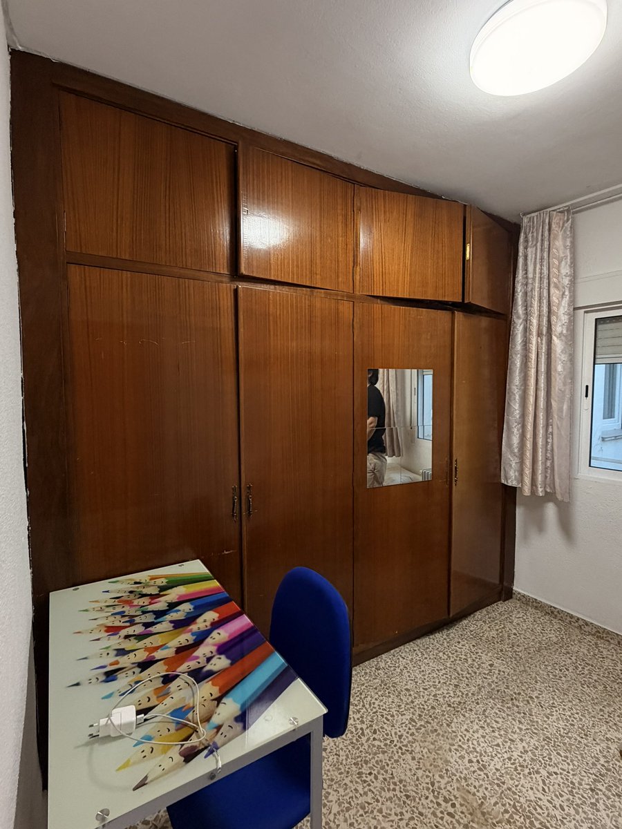 Hola! A partir del 1 de abril tenemos una habitación libre en Granada. Al lado de la facultad de derecho/traductores… a 5 minutos de todos los servicios necesarios! Si necesitas video o quieres hacer visita escríbeme! 300€/mes + gastos