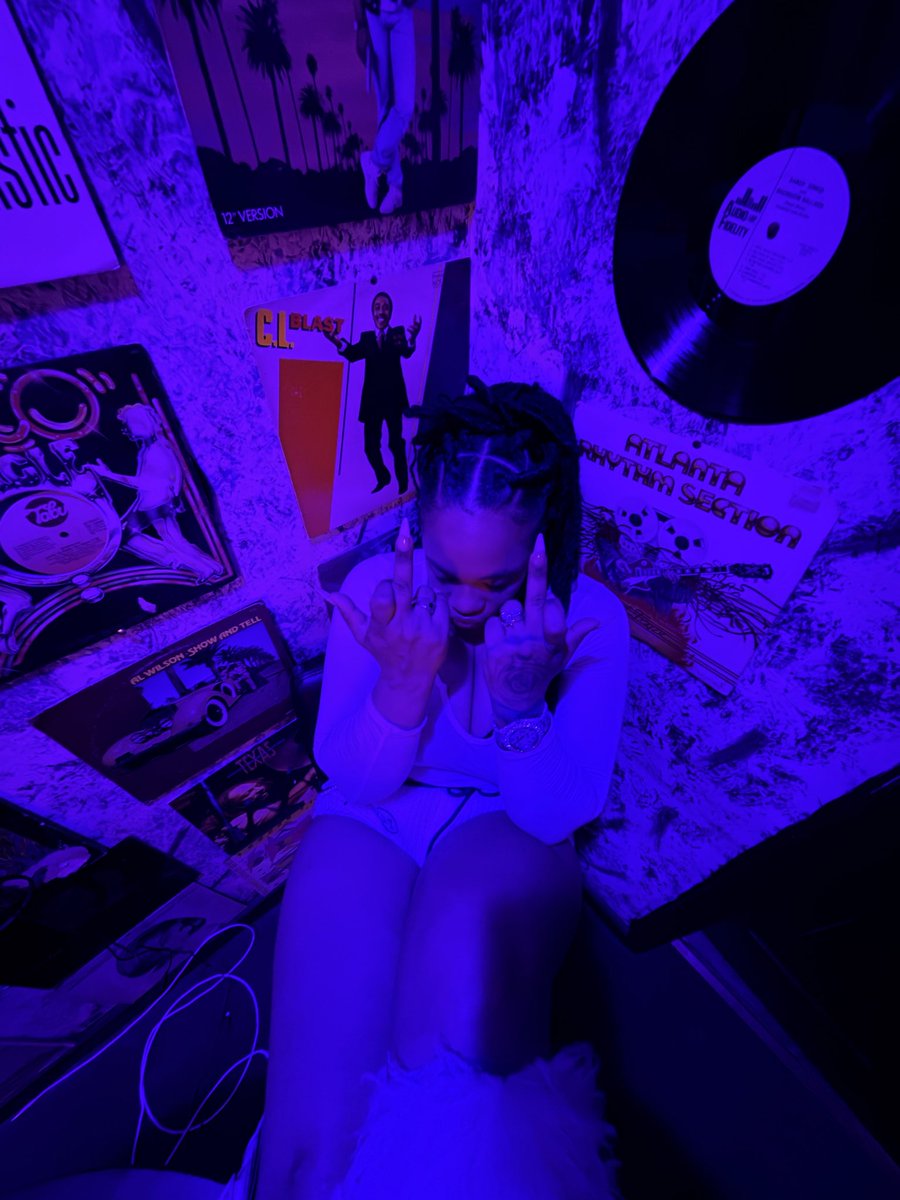 left e.v.e 🐾 tweet media