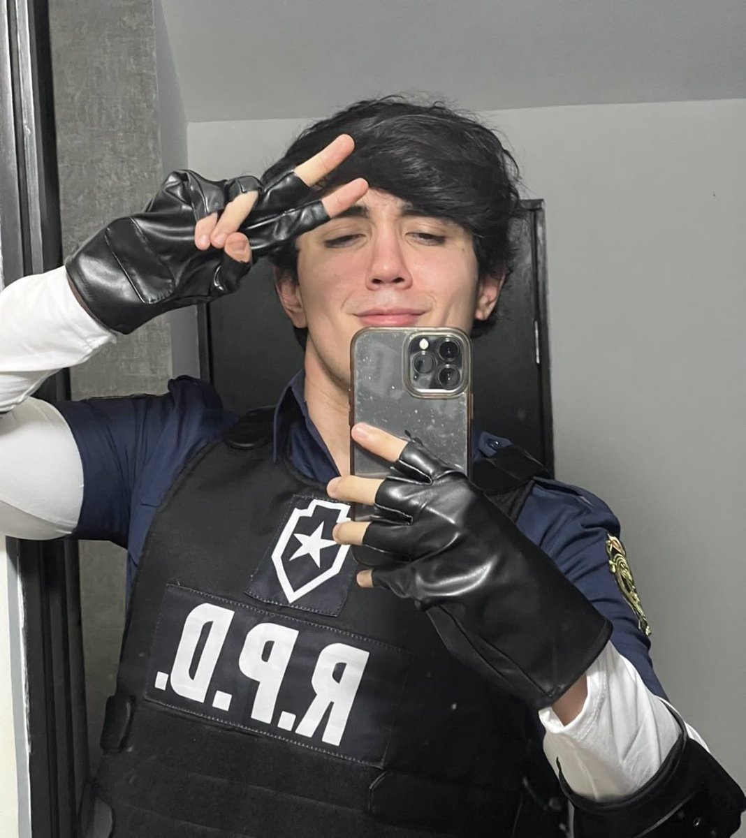 shyronic's tweet photo. so does it mean anything if I say quackity and roier are carlos and leon or will i get jumped https://t.co/tSrU8RK8TO