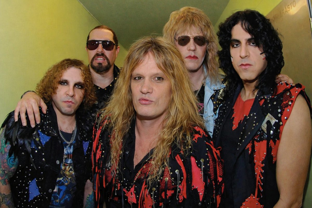 Segnalo questa foto fatta con l'intelligenza artificiale.

In realtà il nuovo cantante dei #TwistedSister è Sebastian Bach il compositore tedesco del '700.