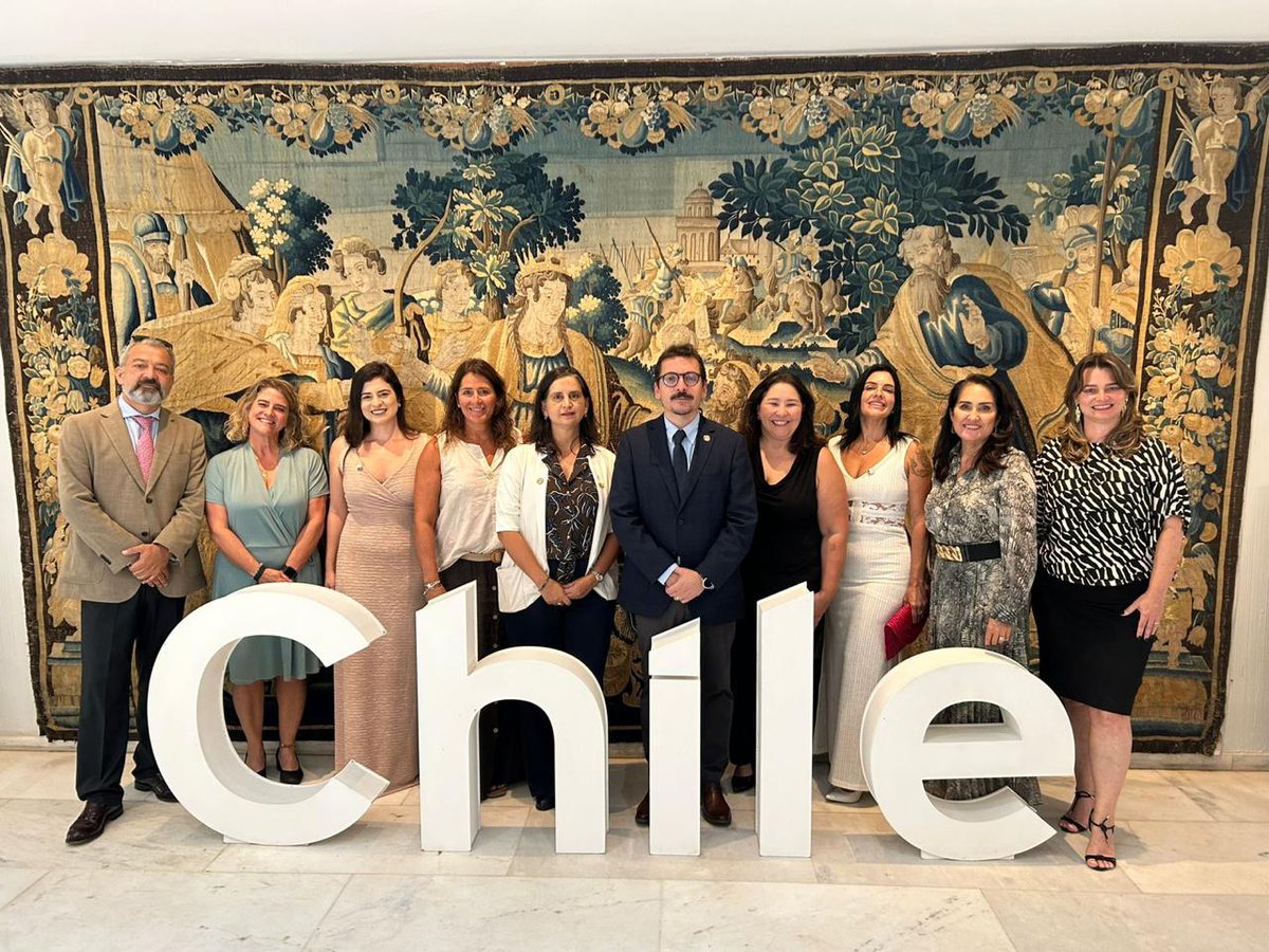 MinagriCL's tweet photo. En el marco de su participación en la 39ª Conferencia Regional de la FAO para América Latina y el Caribe, la ministra Ignacia Fernández participó de la ceremonia de conmemoración del Día Internacional de la Mujer, organizado por la Embajada de Chile en Brasil 🇨🇱🇧🇷

Durante el encuentro se destacaron los avances de Gobierno para impulsar la participación de las mujeres rurales y contó con la presencia del Embajador de Chile en Brasil, Sebastián Depolo, el Agregado Agrícola de Chile en Brasil, Ricardo Moyano y equipos diplomáticos de la @EmbaChileBrasil.