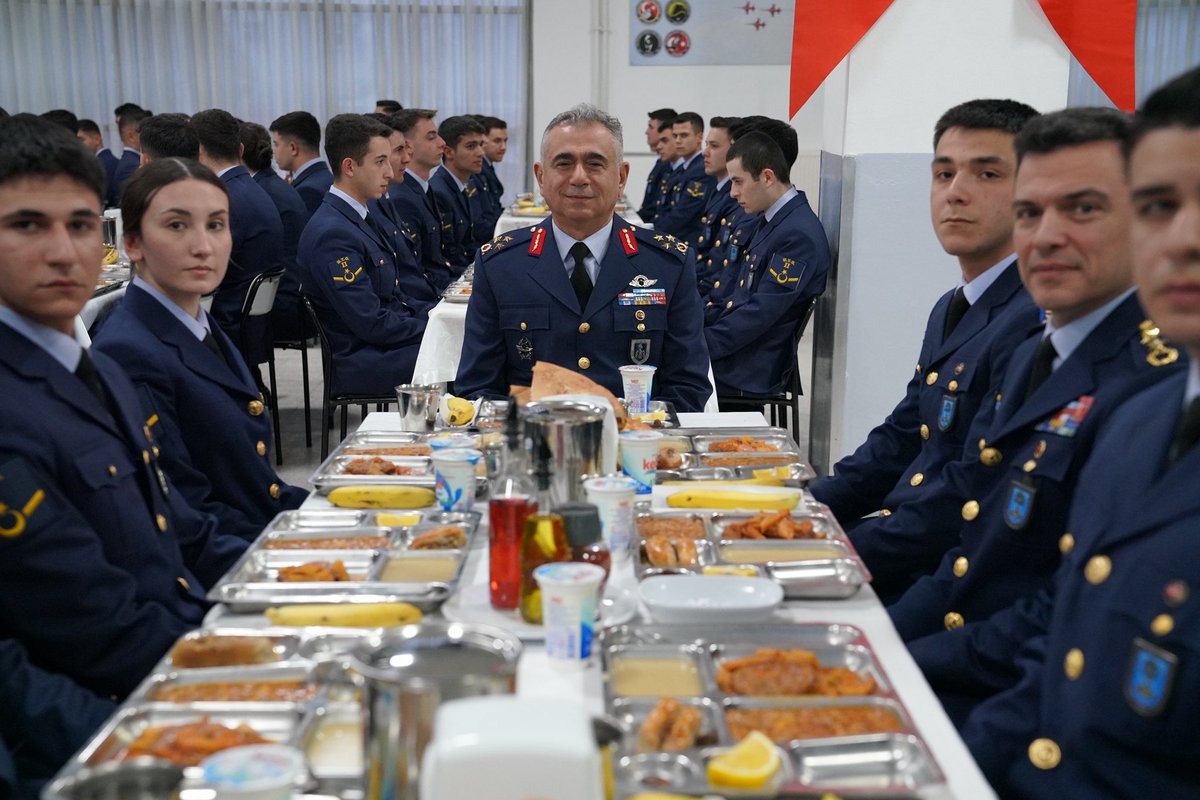 msuedutr's tweet photo. Rektörümüz Prof. Dr. Erhan Afyoncu; beraberinde Hava Eğitim Komutanı Korgeneral Erdoğan Gür, Rektör Yardımcılarımız Prof. Dr. Talat Canbolat, Tümamiral Erhan Aydın, Üniversitemiz Kuvvet Harp Enstitülerinin Müdürleri ve diğer davetliler ile Milli Savunma Üniversitesi Hava Astsubay Meslek Yüksekokulunda öğrencilerle iftar yemeğinde bir araya geldi.