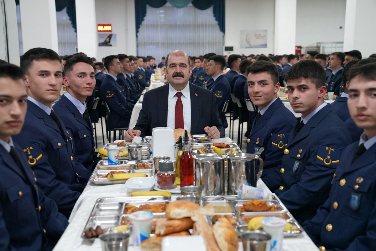 msuedutr's tweet photo. Rektörümüz Prof. Dr. Erhan Afyoncu; beraberinde Hava Eğitim Komutanı Korgeneral Erdoğan Gür, Rektör Yardımcılarımız Prof. Dr. Talat Canbolat, Tümamiral Erhan Aydın, Üniversitemiz Kuvvet Harp Enstitülerinin Müdürleri ve diğer davetliler ile Milli Savunma Üniversitesi Hava Astsubay Meslek Yüksekokulunda öğrencilerle iftar yemeğinde bir araya geldi.