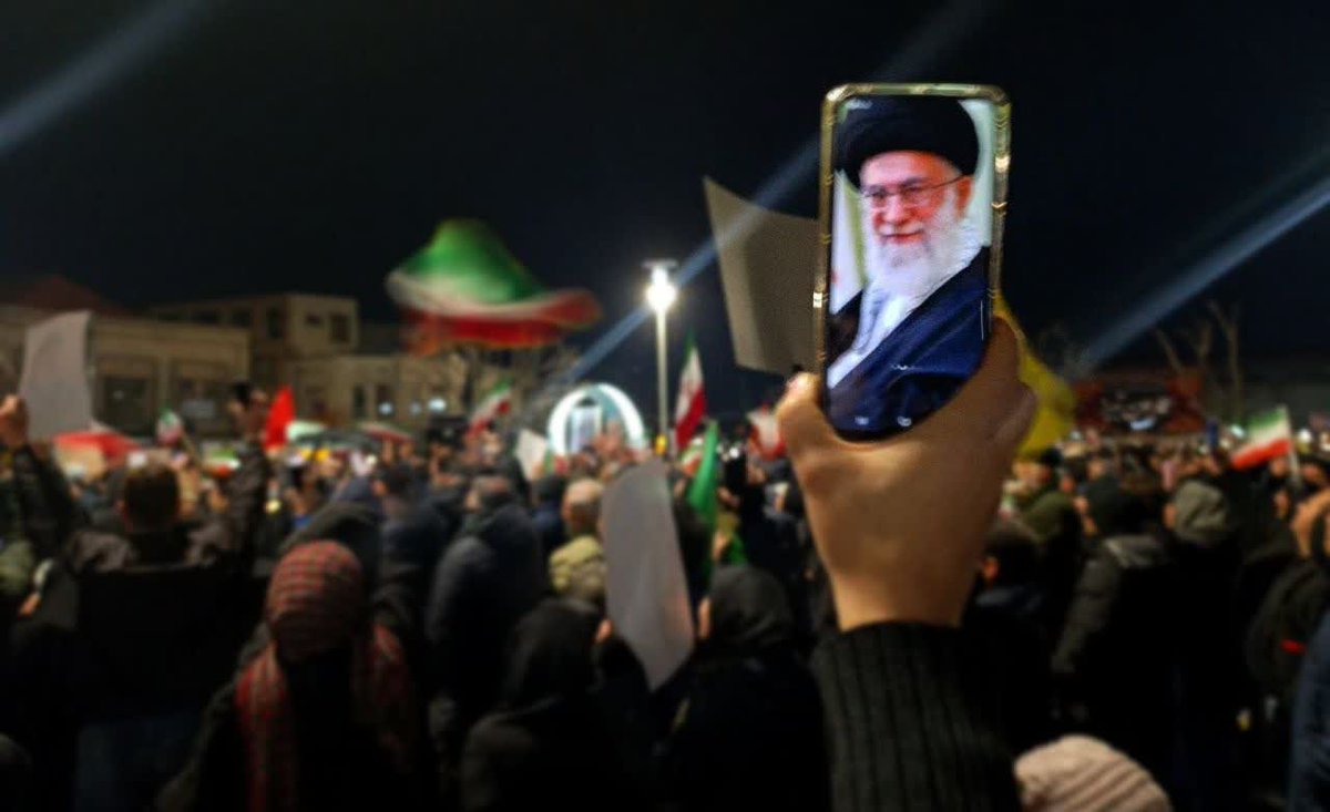 خاک میخوریم ..
 اما؛ خاک نمیدهیم ..!
بشنود‌گوش‌گرگ‌های‌خبیث ؛
مملڪت‌دست‌بچہهای‌علیست👊🏻🔥
#لبیک_یا_خامنه_ای
#تا_پای_جان_برای_ایران
#دیار_ایستادگی