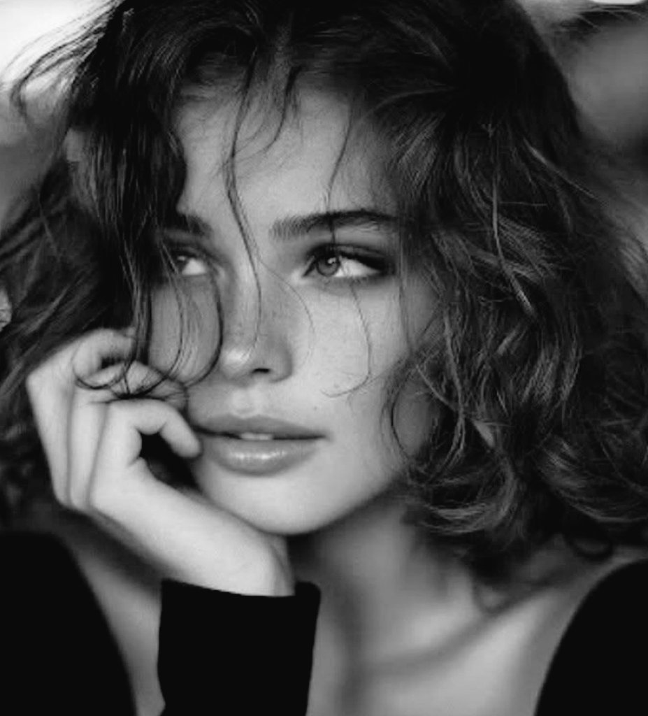 "Siempre encontrarás 
Personas que duden de ti 
Tú tan sólo demuéstrales 
Que están equivocandos."

Buenas noches 💫 a soñar bonito 💋

#FelizNoche #FelizViernes 🌹💫