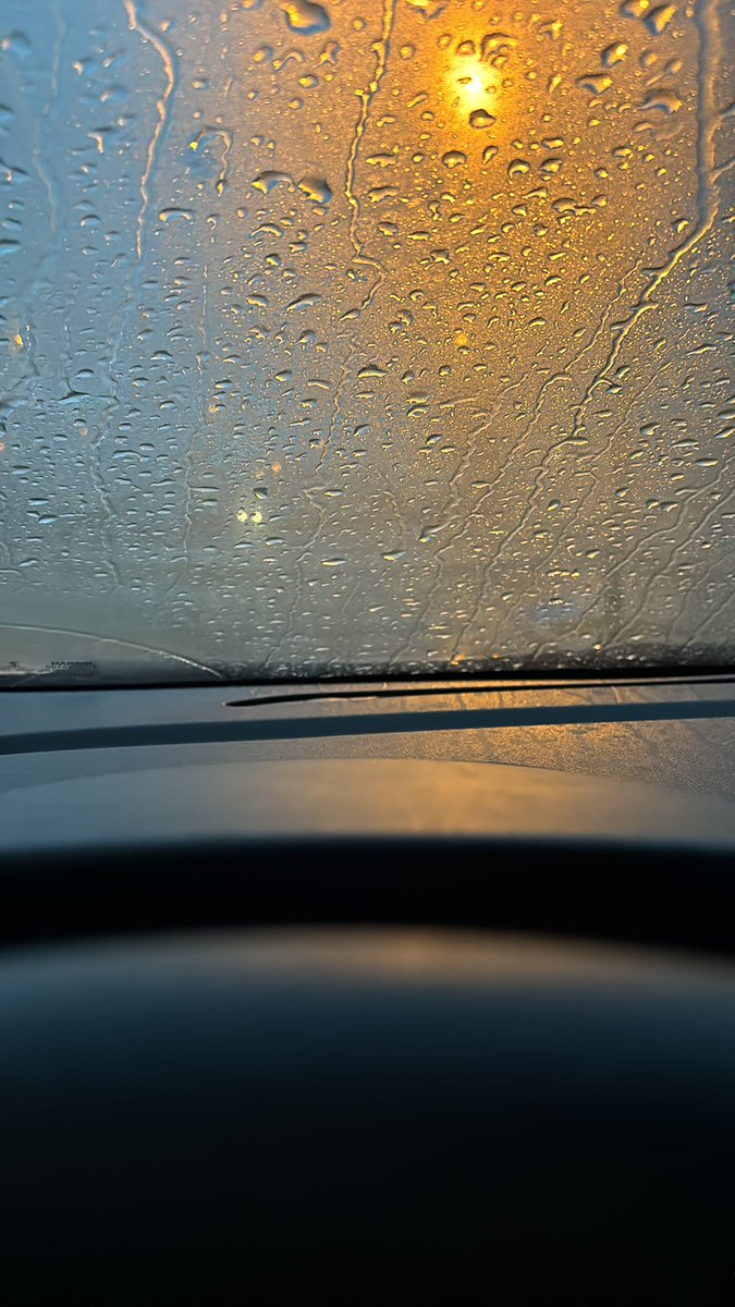 fernandochf's tweet photo. It's raining again 🥴 https://t.co/npKk3dVtPb
