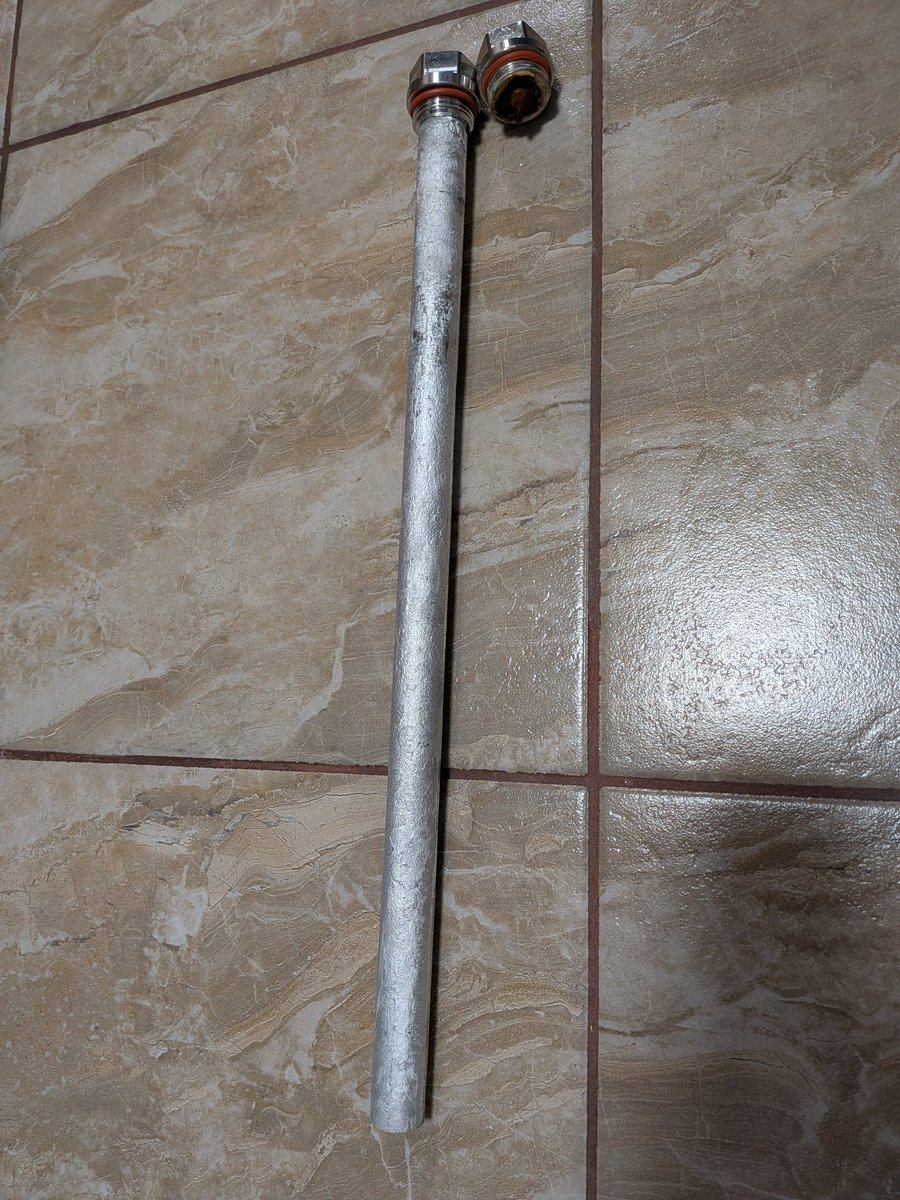 UzJenMartin's tweet photo. Najdi 5 rozdilů. A teď vážně! Jak často měníte v zásobníku TUV anodovou tyč? U mě takto vypadá po 7 letech. https://t.co/LYCFd8vFBP