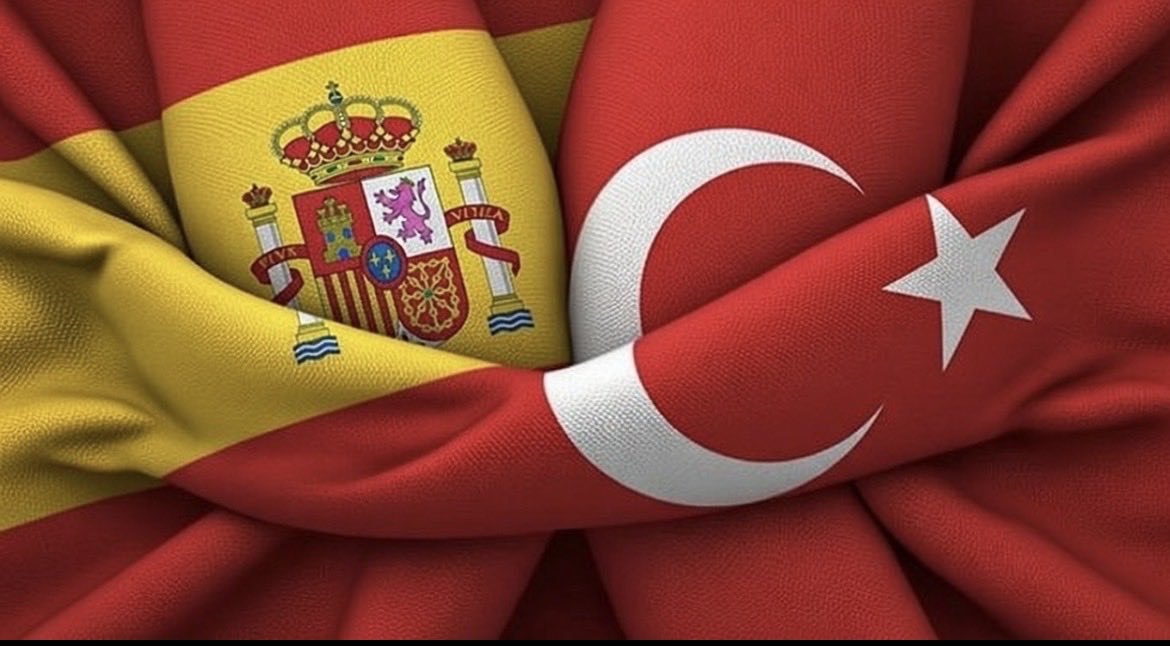 corlomm's tweet photo. #PedroSanchez Apoyo plenamente las políticas de su presidente y lo felicito por su firme postura contra Trump. Envío mi más sincero cariño a todos los españoles. Los quiero 🇹🇷❤️🇪🇸#EspanaTurquia
#Barcelona
#Madrid
#Seville
#Valancia
#Bilbao
#Zaragoza
#Malaga
#Granada
@Anhgi_ ❤️