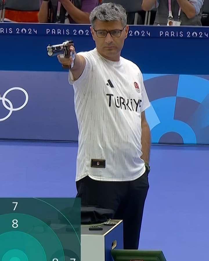 Igual no os acordais, pero no hace mucho este turco fue el ídolo de toda nuestra nación, el cabrón ganando el oro olímpico con la mano en el bolsillo y unas simples gafas de ver.
