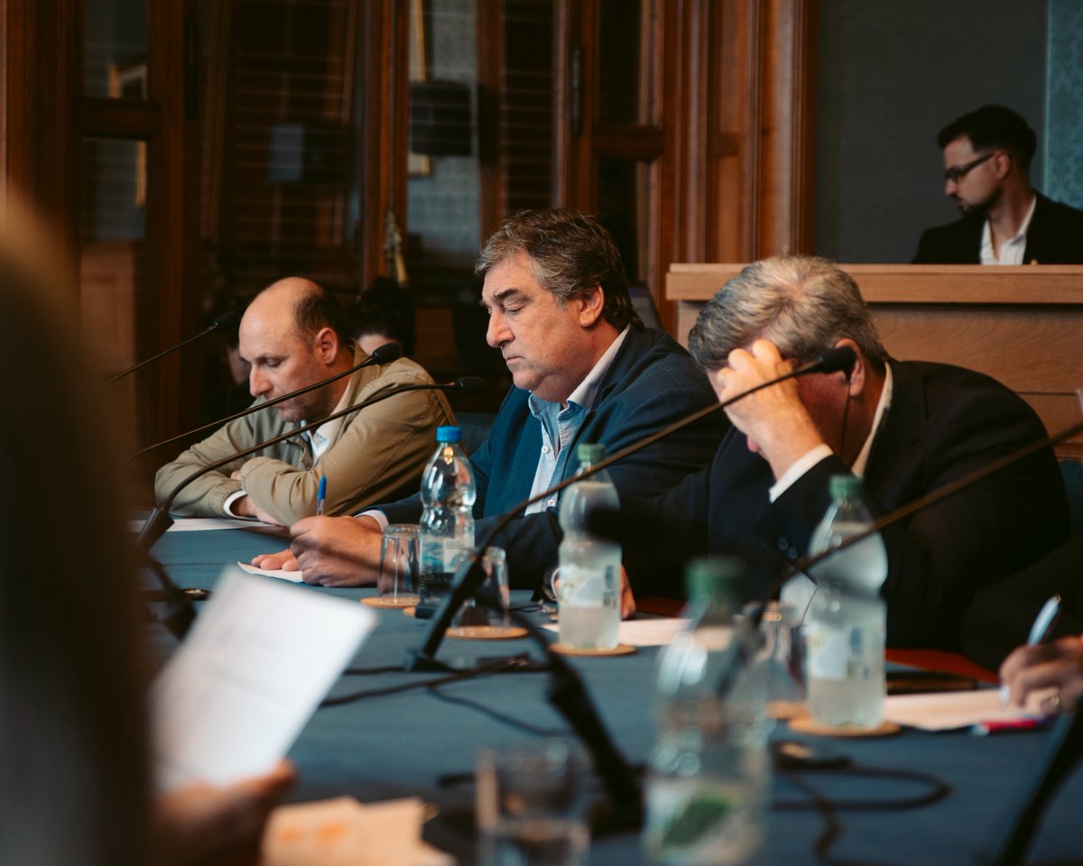 senado_botana's tweet photo. En la comisión de #ganadería , #agricultura y Pesca el Senador @sergiobotana , propuso convocar al Ministro de Trabajo Juan Castillo, para considerar la situación del #trabajo en la industria vinculada al #agro , especialmente la situación de #conaprole en #Rivera . https://t.co/9DPXubJ6Ul