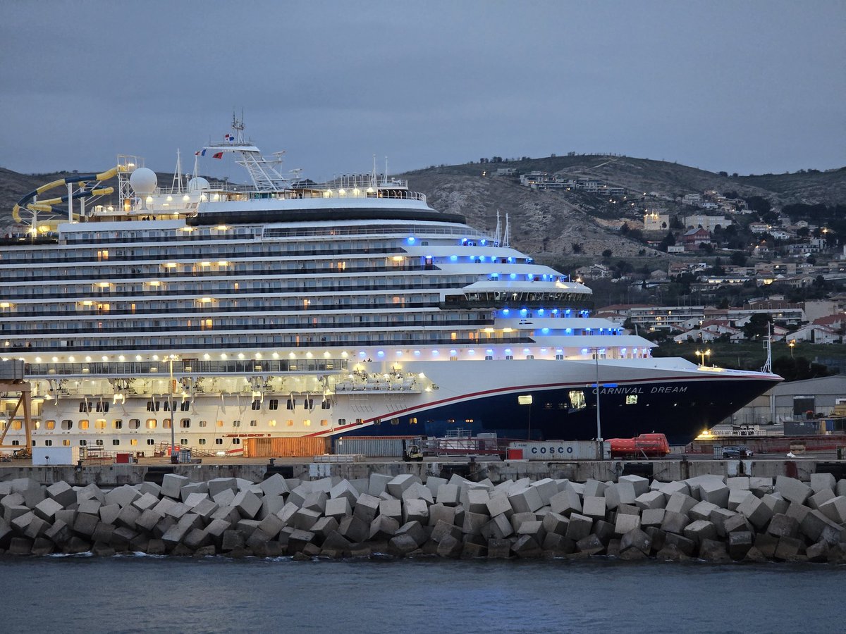 MatthewCruises's tweet image. Really cool to see Carnival Dream in drydock as we left Marseilles 🚢🇫🇷

Apparently some of our fellow passengers are going on her when she crosses the Atlantic back to Galveston 🇺🇸

Wish I had the annual leave for that as I'd love to try Carnival!

#Carnival #CarnivalDream
