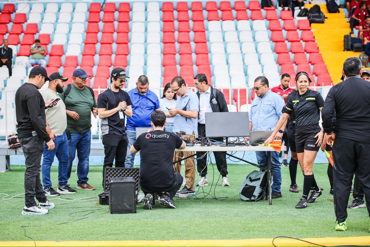 FFH_Honduras's tweet image. 🎥 Primeras pruebas del sistema FVS en el Estadio Nacional Chelato Uclés 🏟️

Se realizan prácticas y capacitación del Sistema de Apoyo de Video en el Fútbol como parte del proceso en el fútbol hondureño en @lnfphonduras.⚽🇭🇳

✅Liga @hondubet 

#FVS #LigaNacional #FFH #FIFA