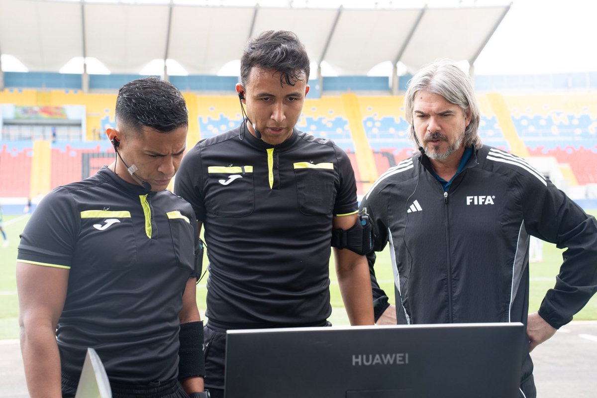 FFH_Honduras's tweet image. 🎥 Primeras pruebas del sistema FVS en el Estadio Nacional Chelato Uclés 🏟️

Se realizan prácticas y capacitación del Sistema de Apoyo de Video en el Fútbol como parte del proceso en el fútbol hondureño en @lnfphonduras.⚽🇭🇳

✅Liga @hondubet 

#FVS #LigaNacional #FFH #FIFA