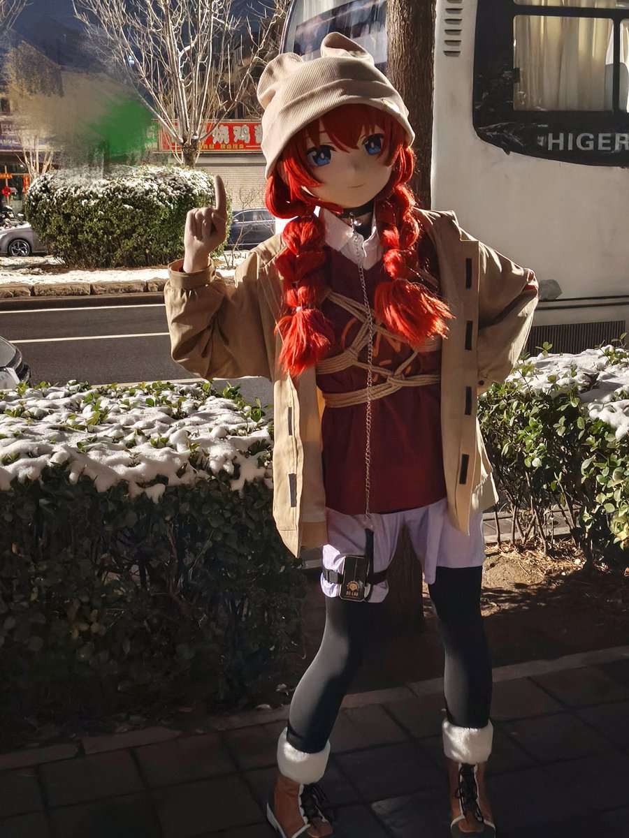 喂，是马路对面的烧鸡店吗？你们家的烧鸡跑出来了！脖子带着项圈，身上绑着绳子，腿上还有个郊狼，你要是不要我就把这烧鸡领回家去了！

被缚：<a href="/En_dou_Hime/">千寻</a>
绳摄：本人
