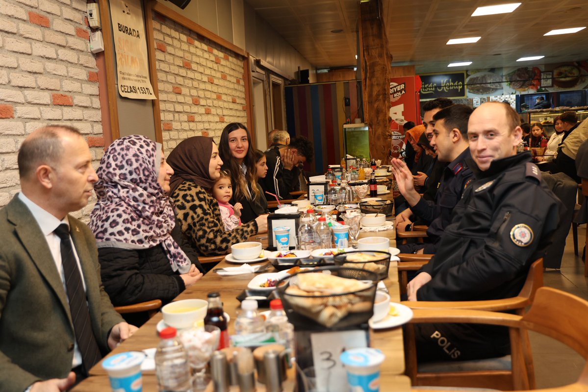 Kaymakamlığımızca düzenlenen iftar programında İlçemizin öksüz ve yetim çocukları ve aileleri ile bir araya geldik. 

instagram.com/p/DVgvTTxjGV7/…