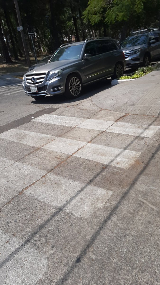 _monvc's tweet photo. Camioneta obstruyendo paso peatonal en calle Buenos Aires esquina Quebec, providencia 4ta sección @TransporteJal https://t.co/VvQySphKl7