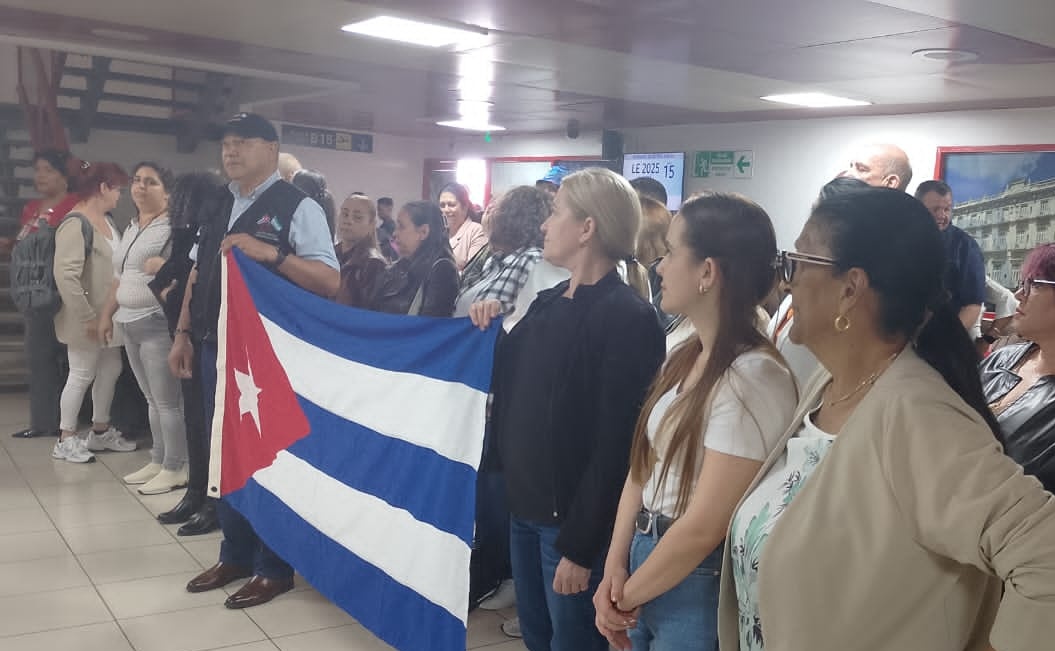 🇨🇺 Regresa a Cuba brigada médica que, con humanismo y solidaridad, llevaba salud y esperanza al pueblo de Honduras. 
🩺 Desde 1998, profesionales cubanos atendieron a esa nación hermana, que hoy, por presiones de EE.UU., pierde estos servicios esenciales.

#CubaPorLaVida