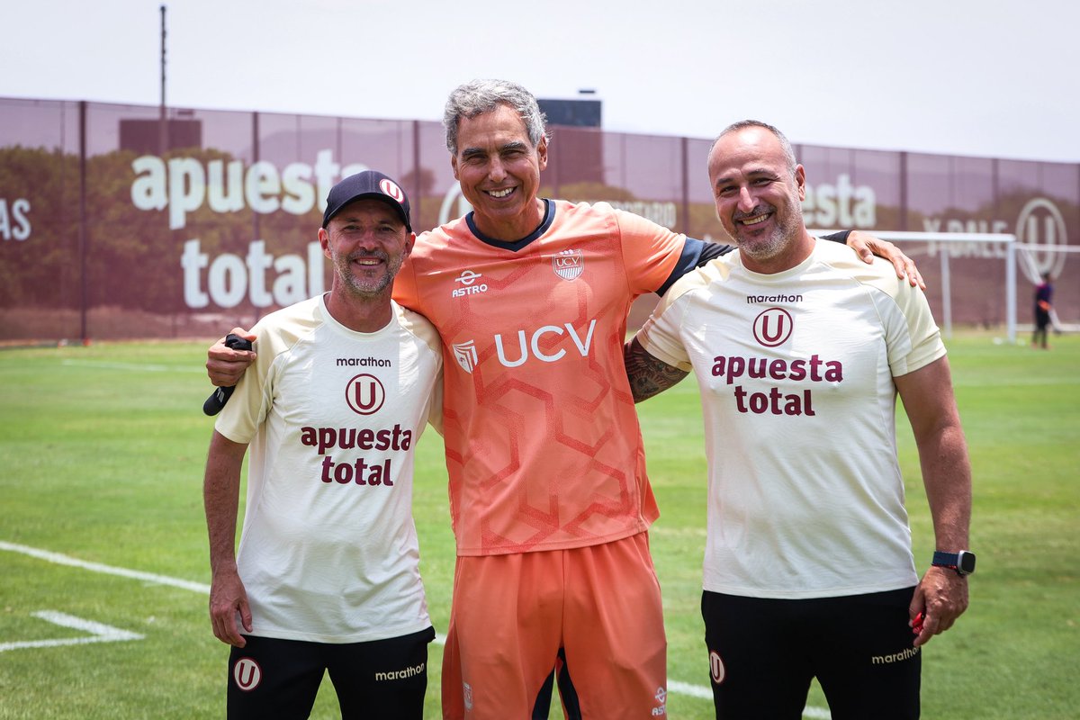 santi_lemus's tweet photo. Agradecido por lo que tengo, pero en busca de lo que más quiero. 🪐🧑‍🚀

Visitas y recuerdos 🫂🔝.
🌴🤍💙 @CDTOficial 
💪🏻💛❤️ @Universitario

Y dale U ! 
#CDTenerifeUefa #GarraYHumildad 
#UnaHistoriaDeGrandeza https://t.co/GpqZwCegzM