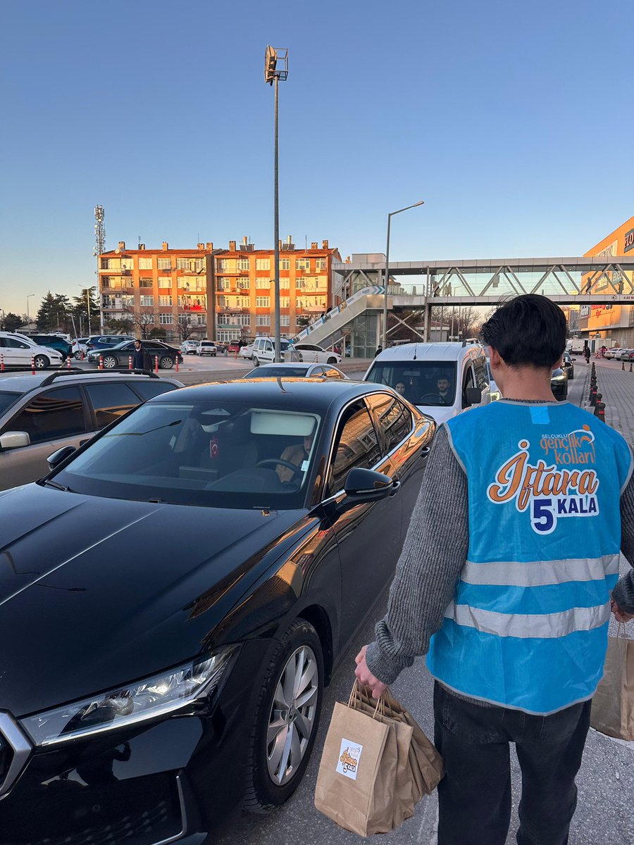 akgencselcuklu's tweet photo. İftara dakikalar kala, AK Gençlik Selçuklu olarak sahadaydık! https://t.co/LIT53FUDf0