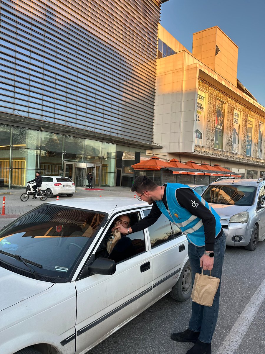 akgencselcuklu's tweet photo. İftara dakikalar kala, AK Gençlik Selçuklu olarak sahadaydık! https://t.co/LIT53FUDf0