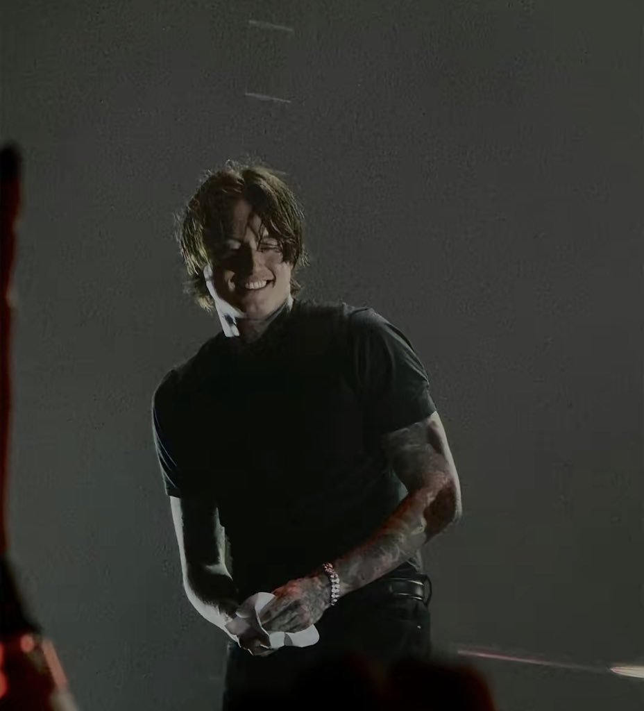badopemens's tweet photo. that smile 😭

📸: dxbois on tt https://t.co/yPeZYb0eNO