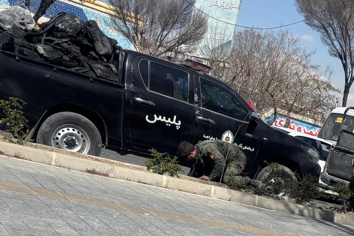 Vahid's tweet photo. 'خودروهای نظامی خسارت دیده در هدف گرفته شدن مجموعه ورزشی #بعثت تهران'
تصاویر دریافتی با شرح بالا، پنجشنبه ۱۴ اسفند
#Iran #Tehran https://t.co/uwRLqWtijG