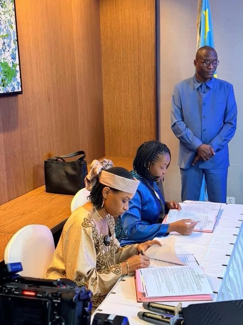JKapitene's tweet photo. Remise et reprise entre les deux Grandes Dames à l'ARE : je cite @SORAZIZ, la nouvelle Directrice, et Mme #Mubenga. Nous vous souhaitons une pleine réussite dans vos nouvelles fonctions ! https://t.co/PN1wiC8tvV