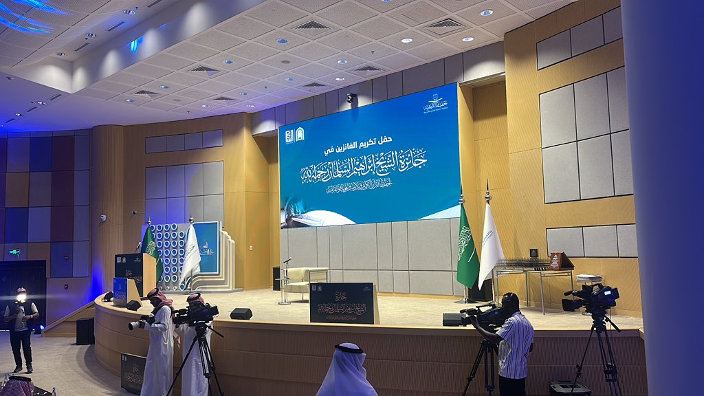 diriyahquran's tweet photo. https://t.co/SNqksrh9zJ
البث المباشر | حفل تكريم الفائزين بجائزة الشيخ إبراهيم السلمان لحفظ القرآن الكريم بمحافظة الدرعية

#جائزة_الشيخ_إبراهيم_السلمان
#الدرعية
#حفظ_القرآن https://t.co/rxKHRPfQZJ