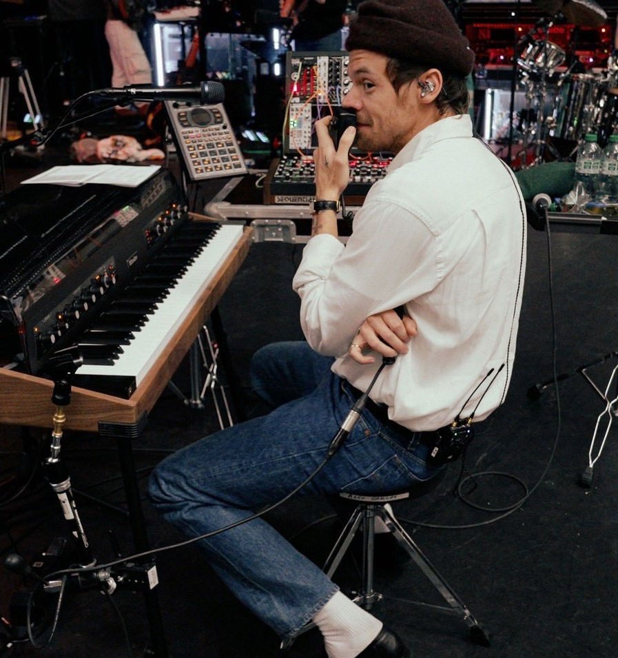 angelfromeroda's tweet image. harry's house:                                kissco: