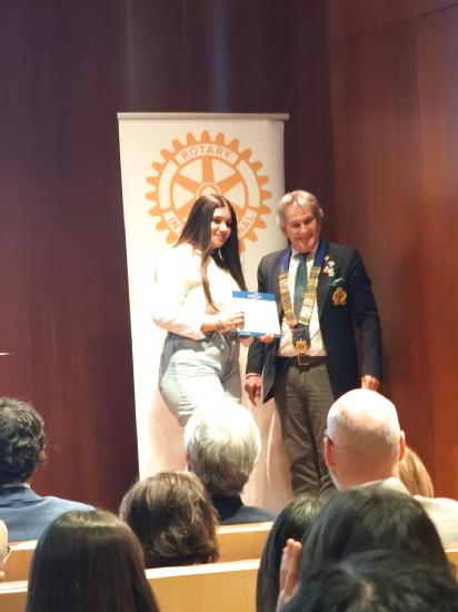 IesMargaritaSal's tweet photo. 🎉 Nuestra alumna, Emma Barón, ha obtenido el segundo premio en el certamen Protagonistas del Mañana, organizado por el Rotary Club y la @ComunidadMadrid 👏
Gracias a sus valores, disfrutará de un summer international camp en Maspalomas 🌴 ¡Enhorabuena, !  #OrgulloMargaritaSalas https://t.co/WuwpS1SZB0
